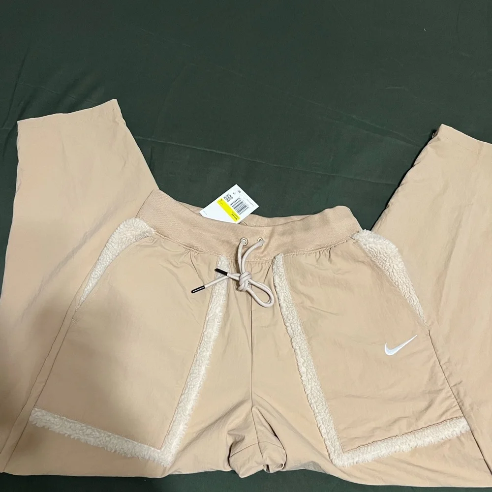 Nike Women's
Sportswear Essential
Woven High Rise Pants size small - Picture 4 of 5